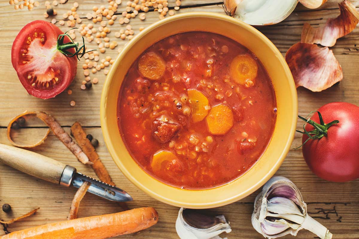 Pikantna zupa z soczewicą i pomidorami